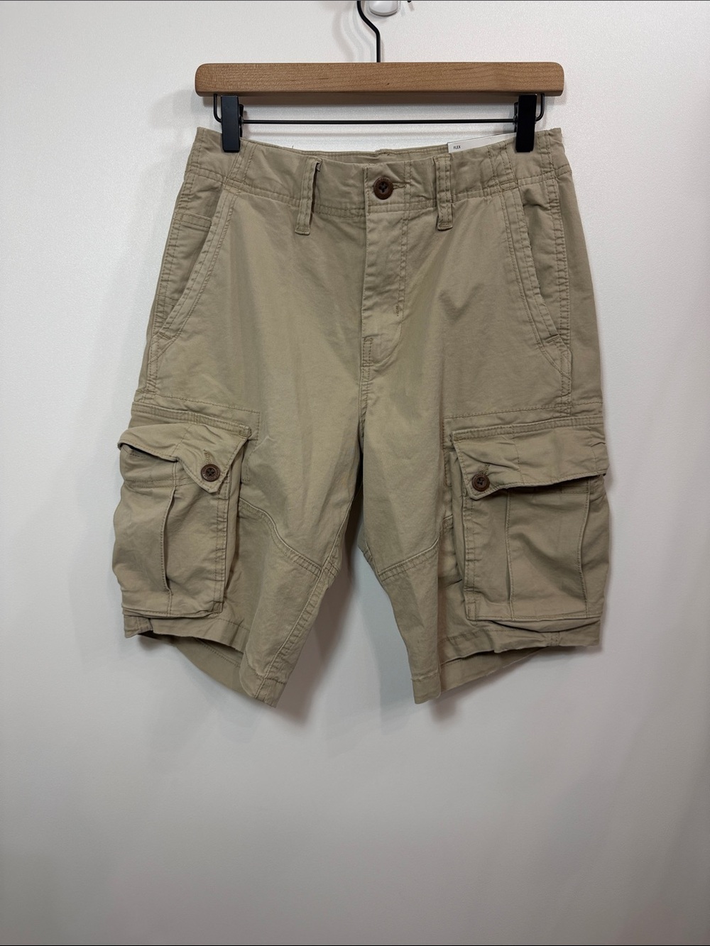 American Eagle Men’s Lived in cargo short at the knee size 28. NWT.Tan